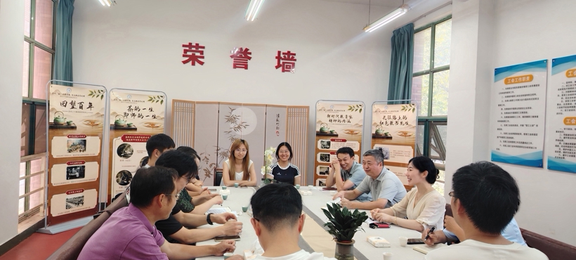 茶香氤氲话发展  师生恳谈解难题